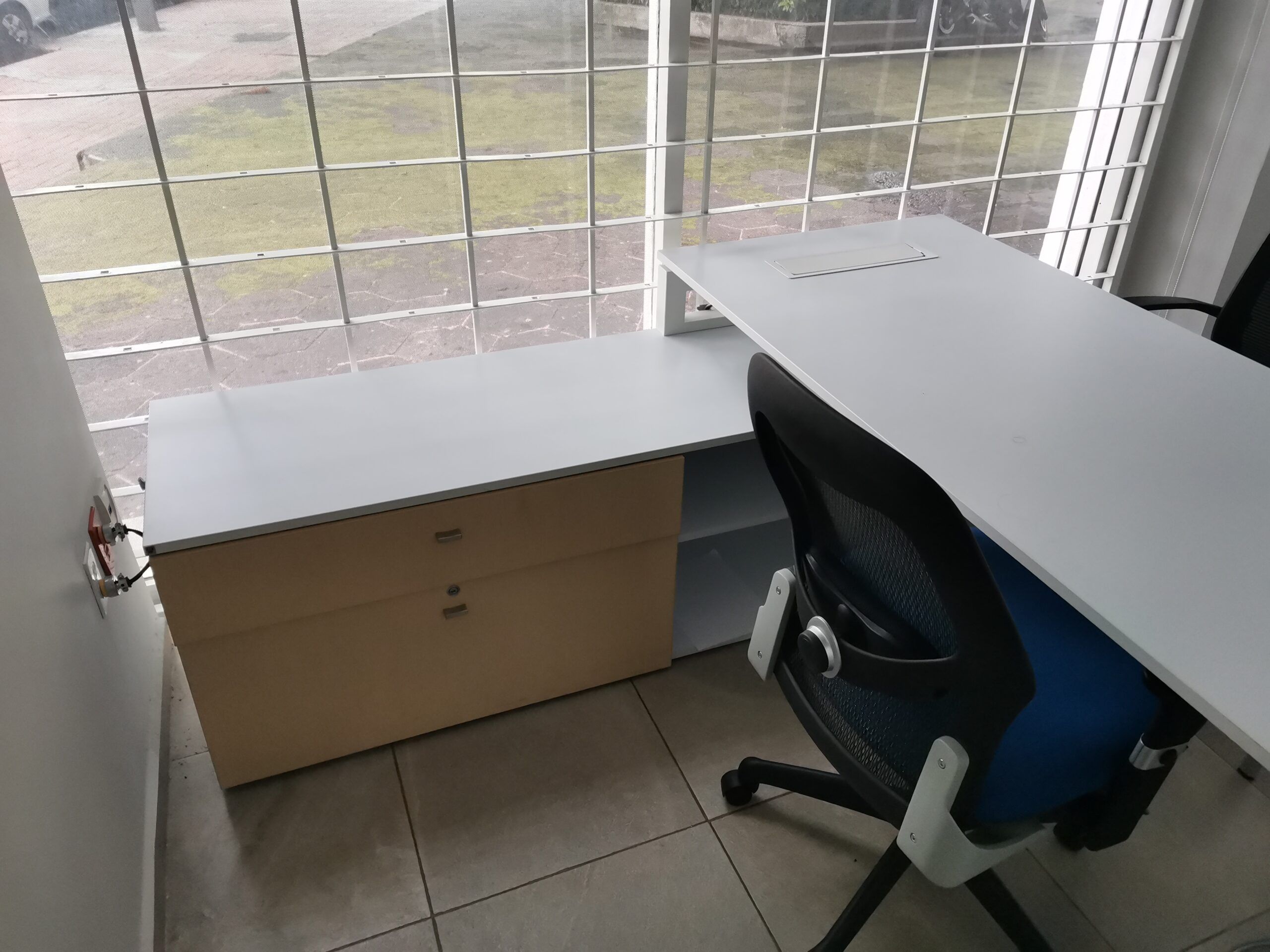 Lote 002 - Escritorio en escuadra derecho, cubierta blanca con credenza pedestal de dos cajones beige - Imagen 4