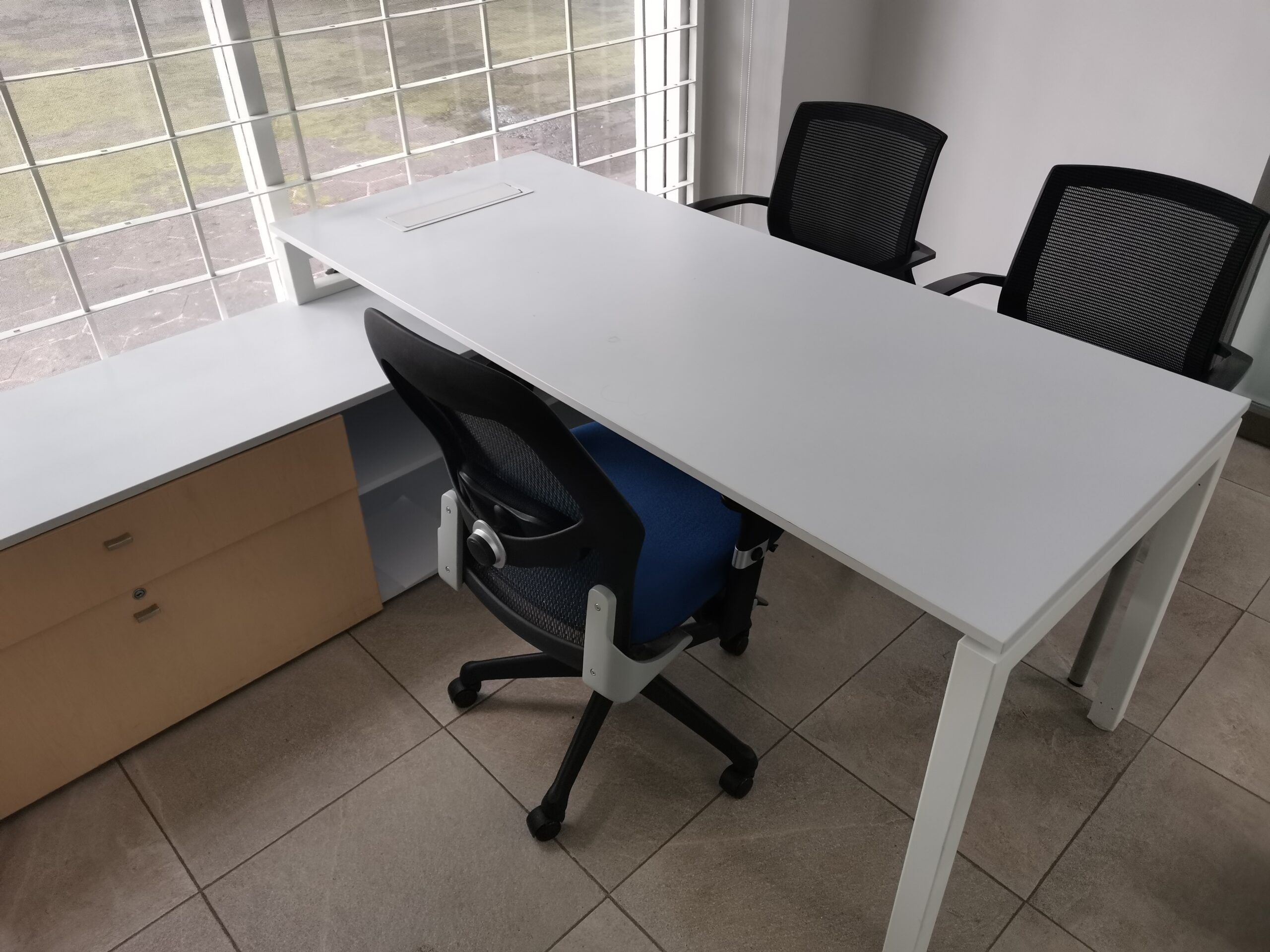 Lote 002 - Escritorio en escuadra derecho, cubierta blanca con credenza pedestal de dos cajones beige - Imagen 5