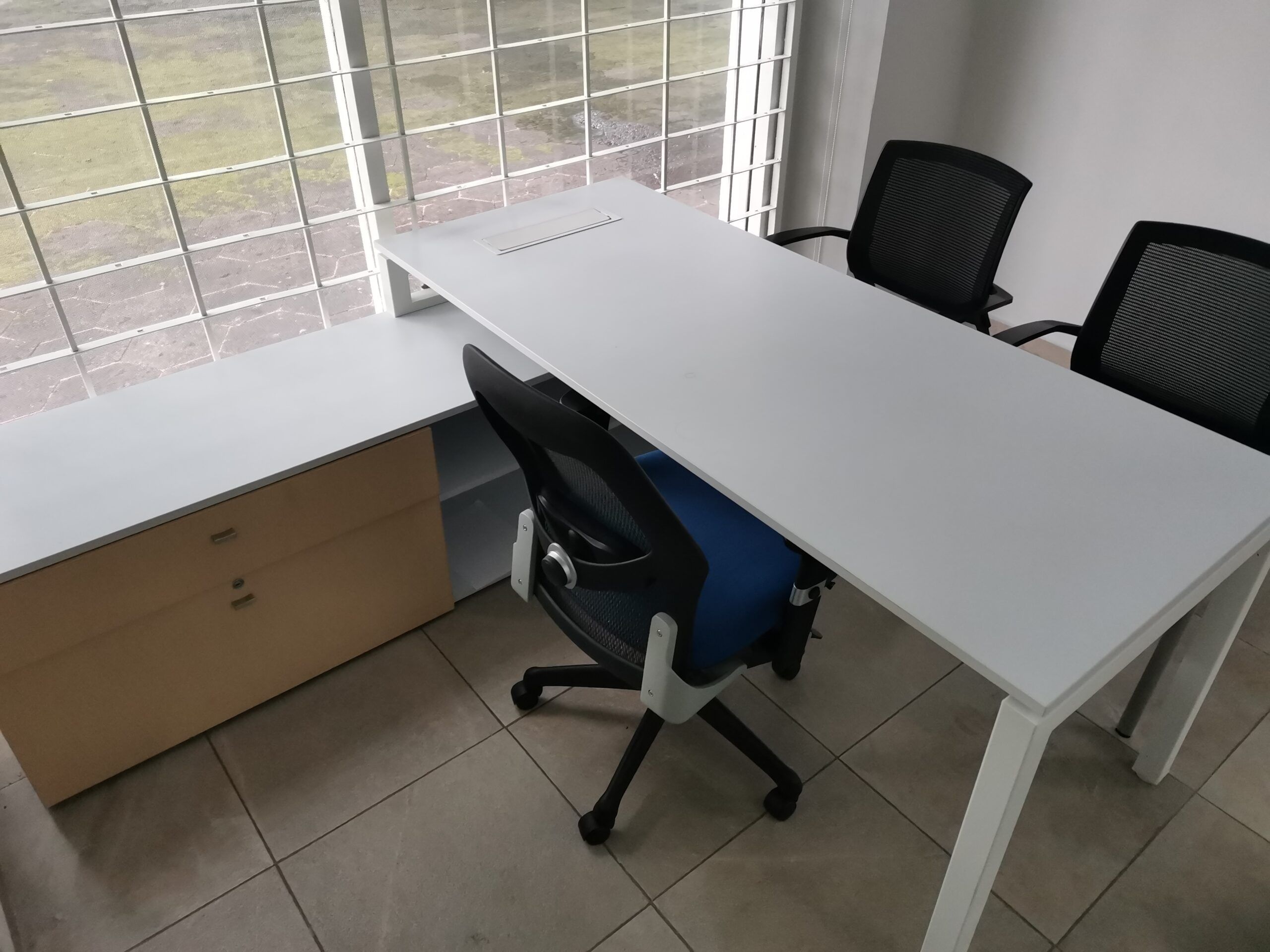 Lote 002 - Escritorio en escuadra derecho, cubierta blanca con credenza pedestal de dos cajones beige - Imagen 6