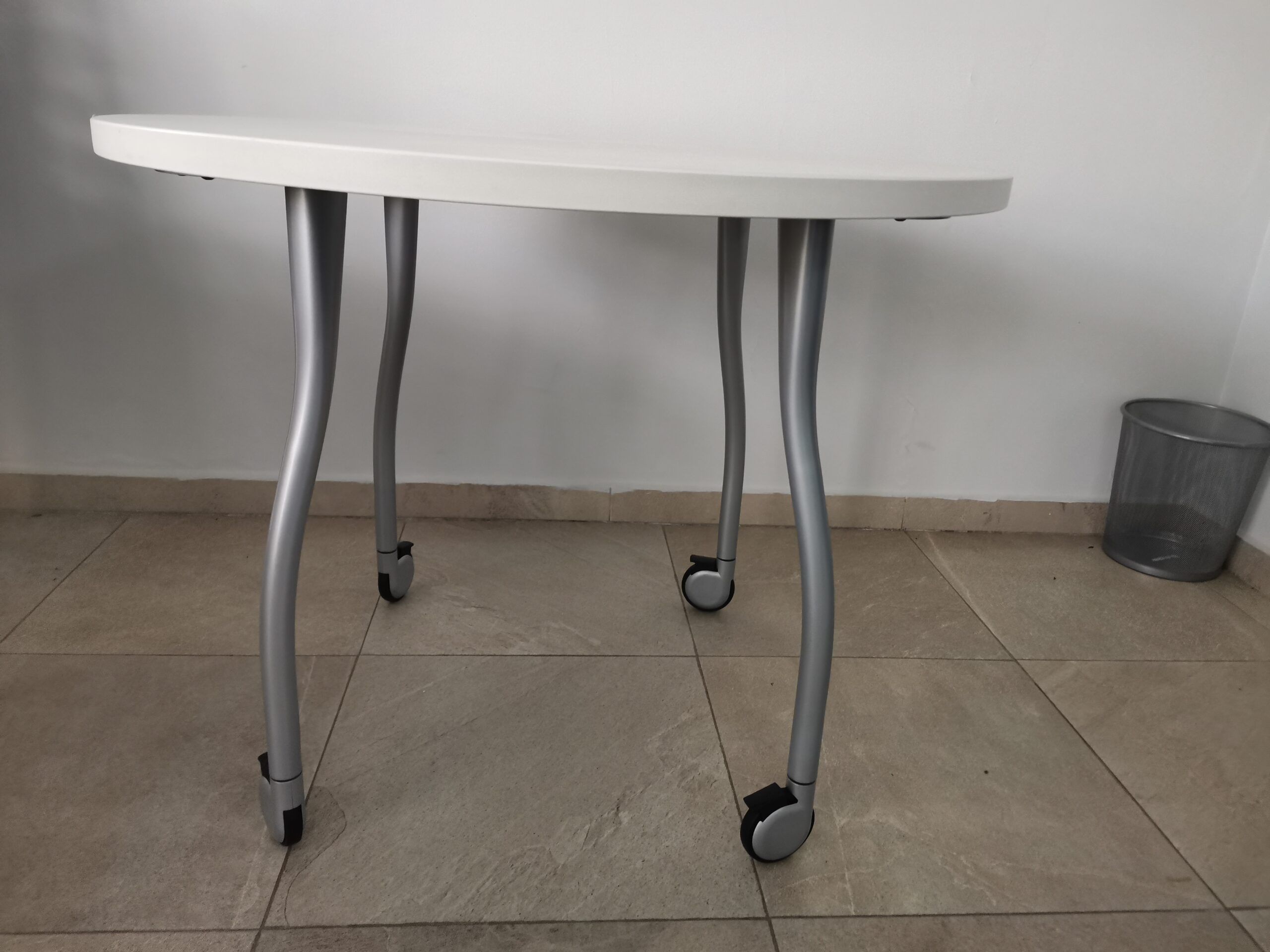 Lote 020 - Mesa de trabajo circular con ruedas cubierta color blanca y estructura gris - Imagen 2