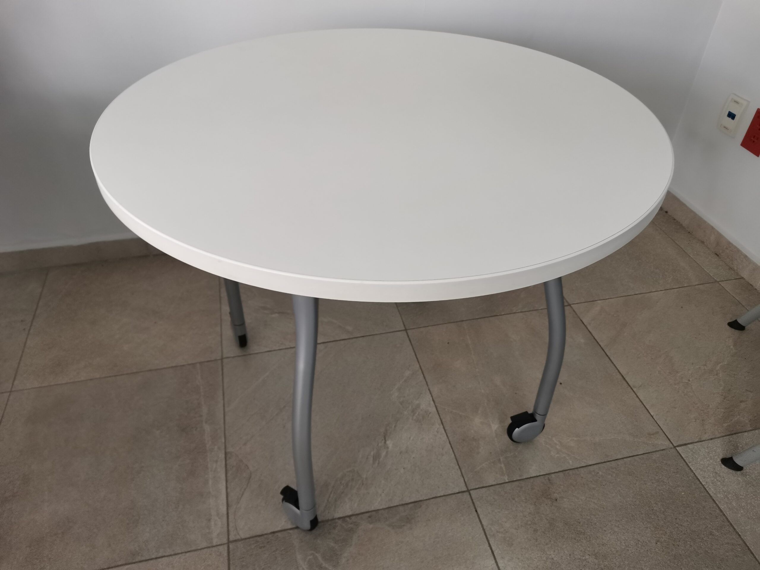 Lote 020 - Mesa de trabajo circular con ruedas cubierta color blanca y estructura gris - Imagen 3