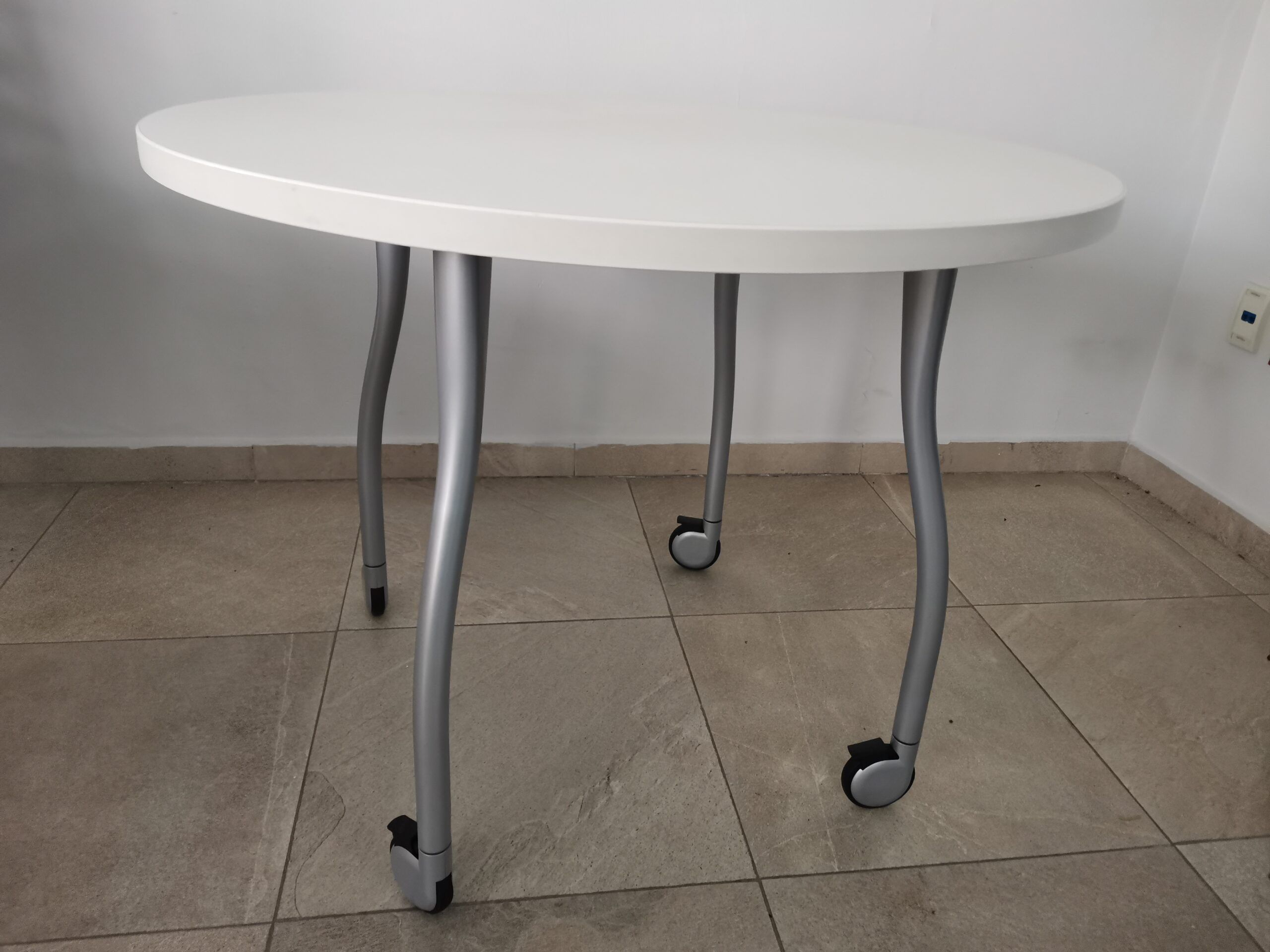 Lote 020 - Mesa de trabajo circular con ruedas cubierta color blanca y estructura gris - Imagen 4