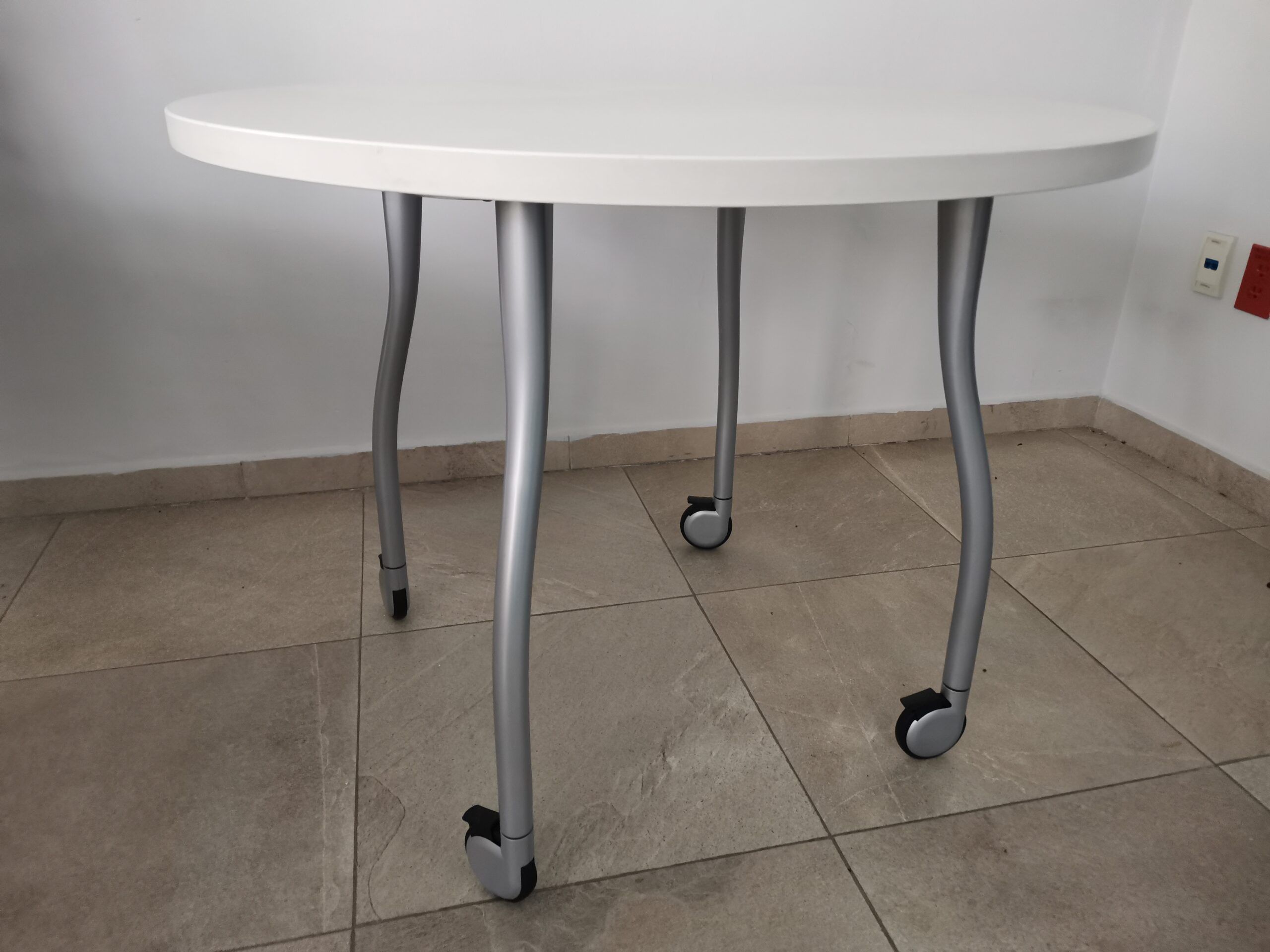 Lote 020 - Mesa de trabajo circular con ruedas cubierta color blanca y estructura gris - Imagen 7