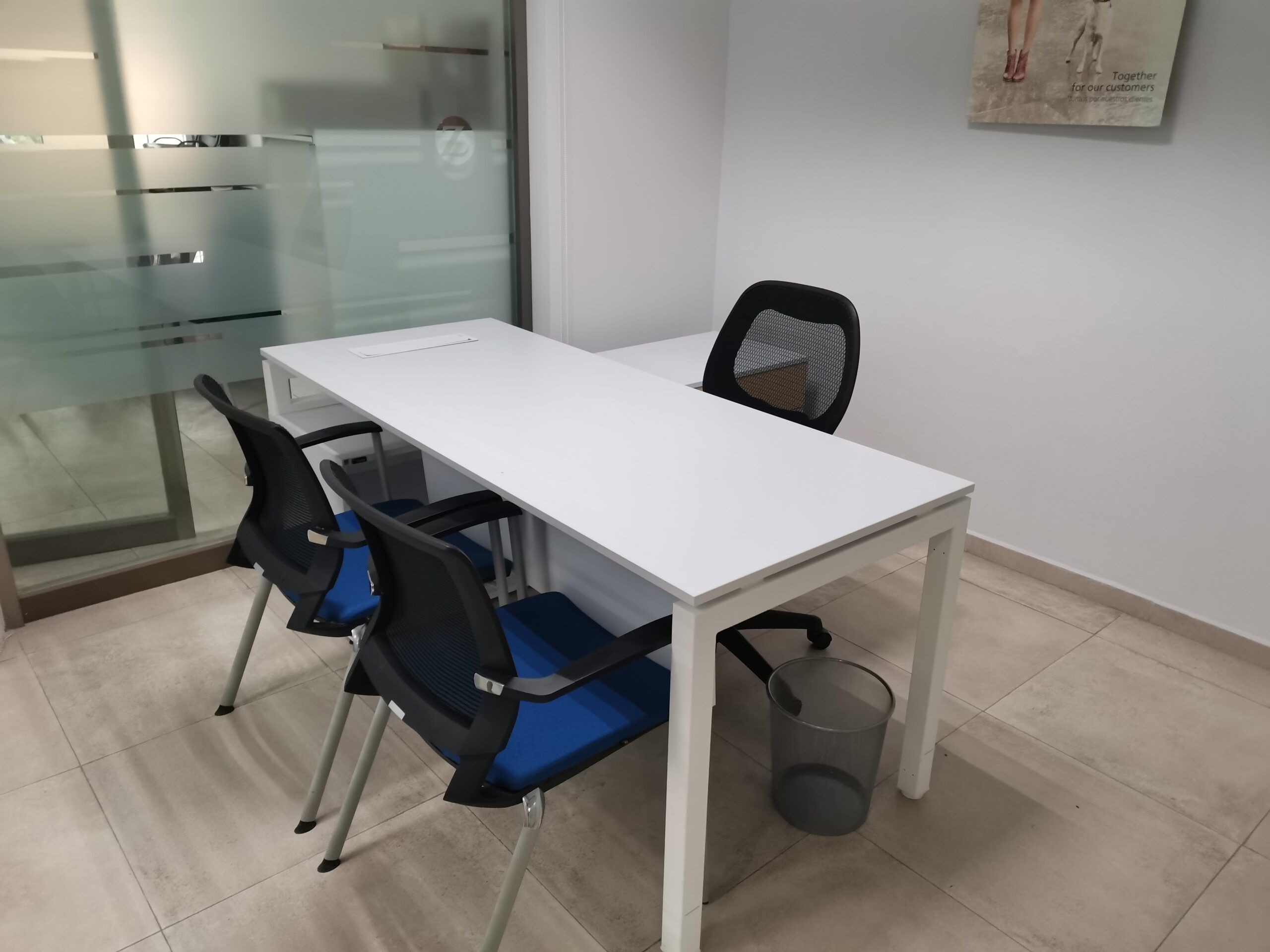 Lote 004 - Escritorio en escuadra izquierdo, cubierta blanca con credenza pedestal de dos cajones beige