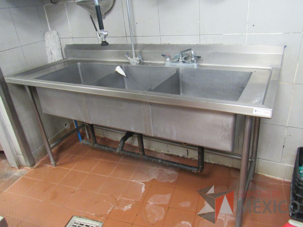 Lote 015 - Fregadero con 3 Tarjas.Fabricado en Acero Inoxidable