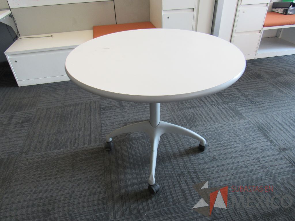 Lote 151 - 2 Mesa de trabajo circular con estructura metálica color gris, ruedas color negro, cubierta color blanco - Imagen 2