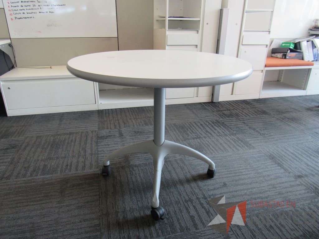 Lote 151 - 2 Mesa de trabajo circular con estructura metálica color gris, ruedas color negro, cubierta color blanco - Imagen 3