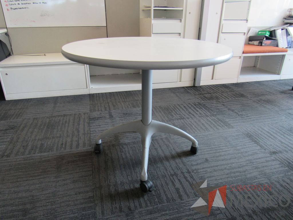 Lote 151 - 2 Mesa de trabajo circular con estructura metálica color gris, ruedas color negro, cubierta color blanco - Imagen 4