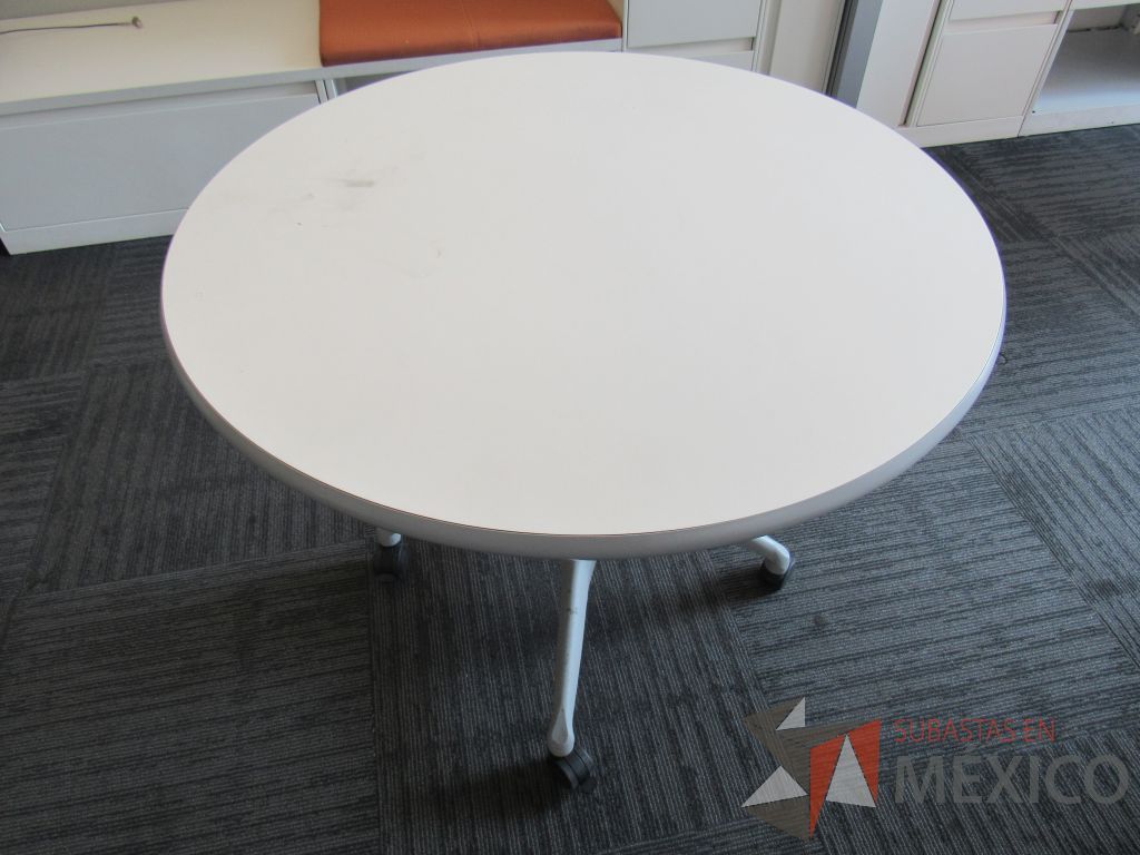 Lote 151 - 2 Mesa de trabajo circular con estructura metálica color gris, ruedas color negro, cubierta color blanco - Imagen 5