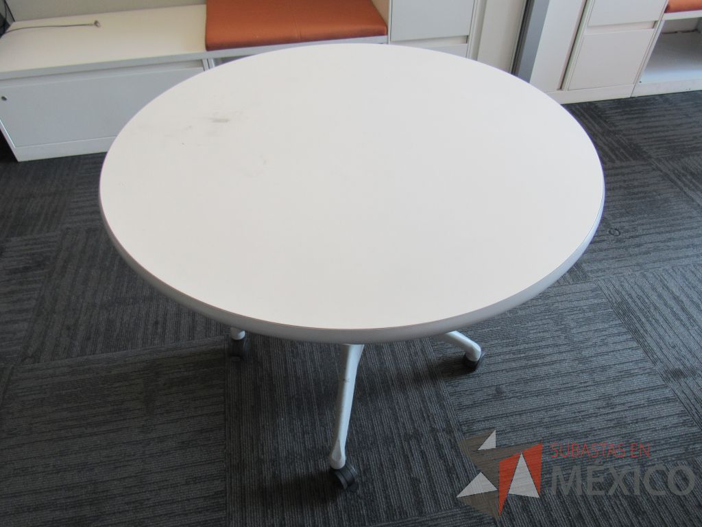 Lote 151 - 2 Mesa de trabajo circular con estructura metálica color gris, ruedas color negro, cubierta color blanco - Imagen 6