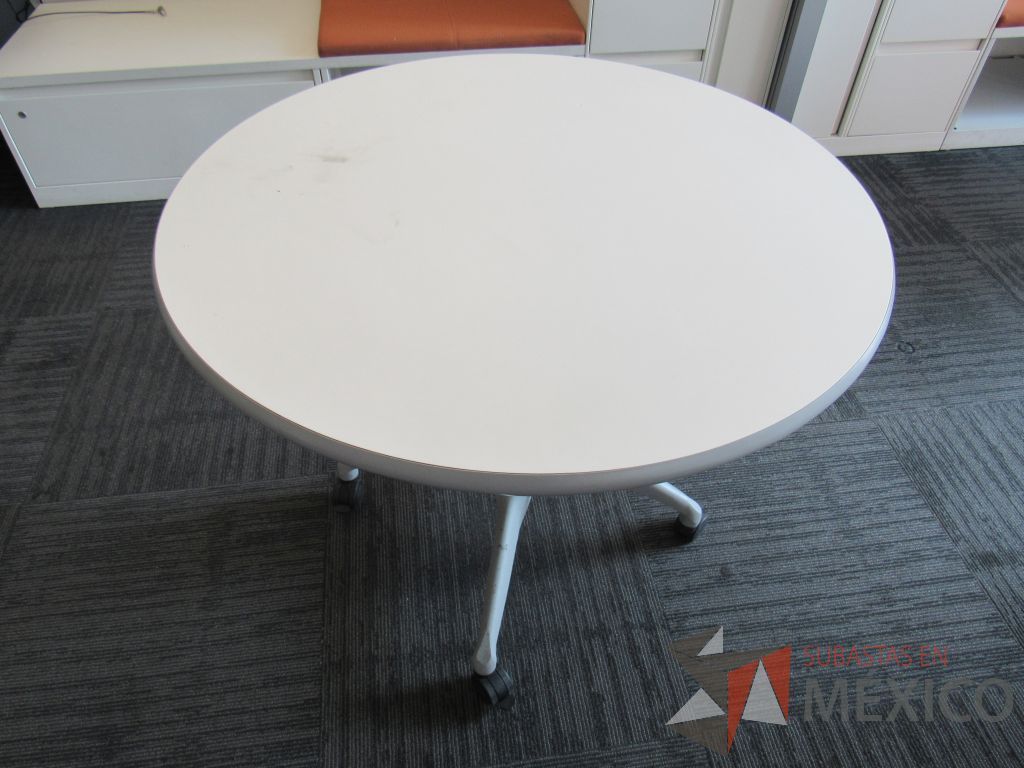 Lote 151 - 2 Mesa de trabajo circular con estructura metálica color gris, ruedas color negro, cubierta color blanco - Imagen 7