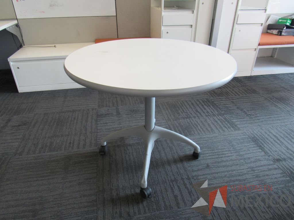 Lote 151 - 2 Mesa de trabajo circular con estructura metálica color gris, ruedas color negro, cubierta color blanco - Imagen 8