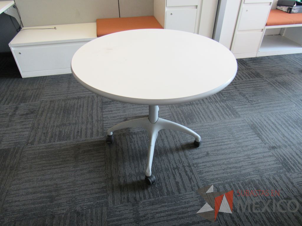 Lote 151 - 2 Mesa de trabajo circular con estructura metálica color gris, ruedas color negro, cubierta color blanco