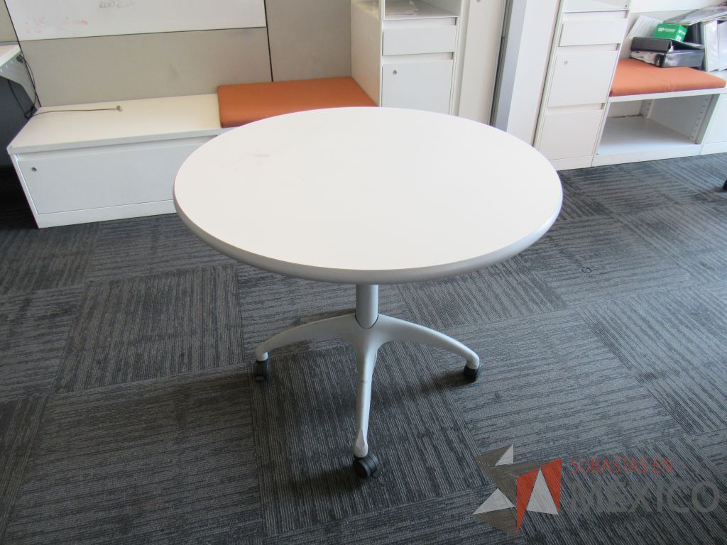 Lote 151 - 2 Mesa de trabajo circular con estructura metálica color gris, ruedas color negro, cubierta color blanco - Imagen 9