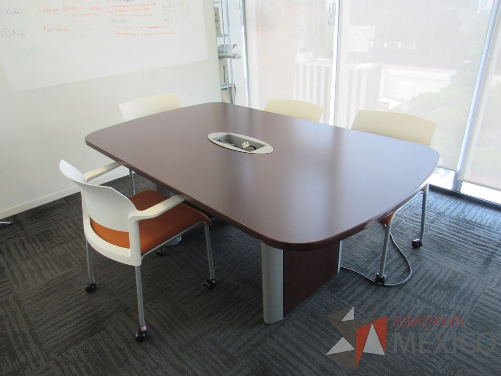 Lote 004 - Mesa de sala de juntas para 6 personas con accesorios para conexión y cubierta color café - Imagen 3