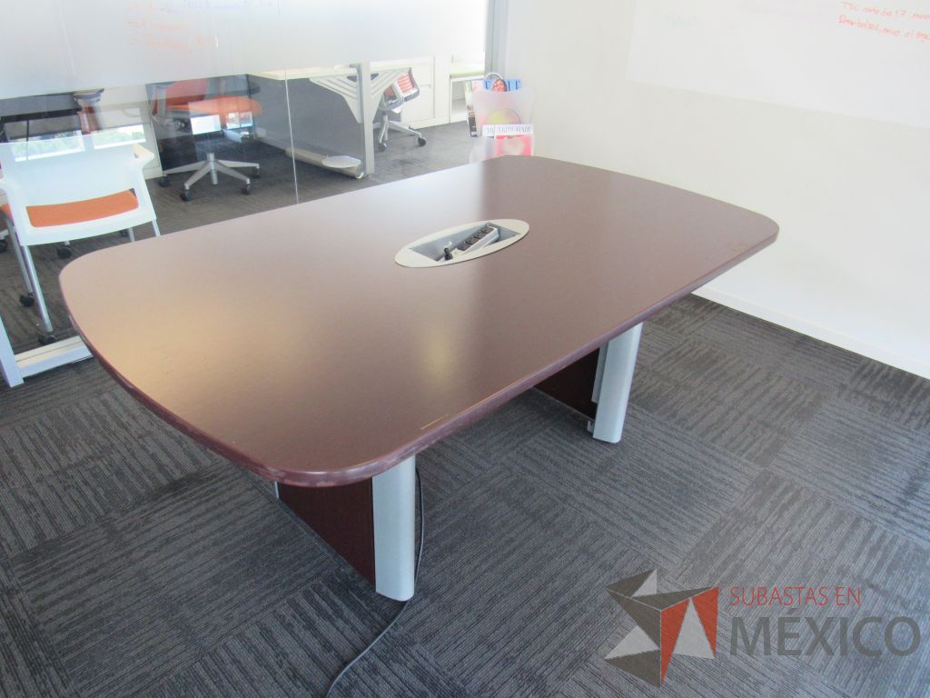 Lote 004 - Mesa de sala de juntas para 6 personas con accesorios para conexión y cubierta color café - Imagen 8