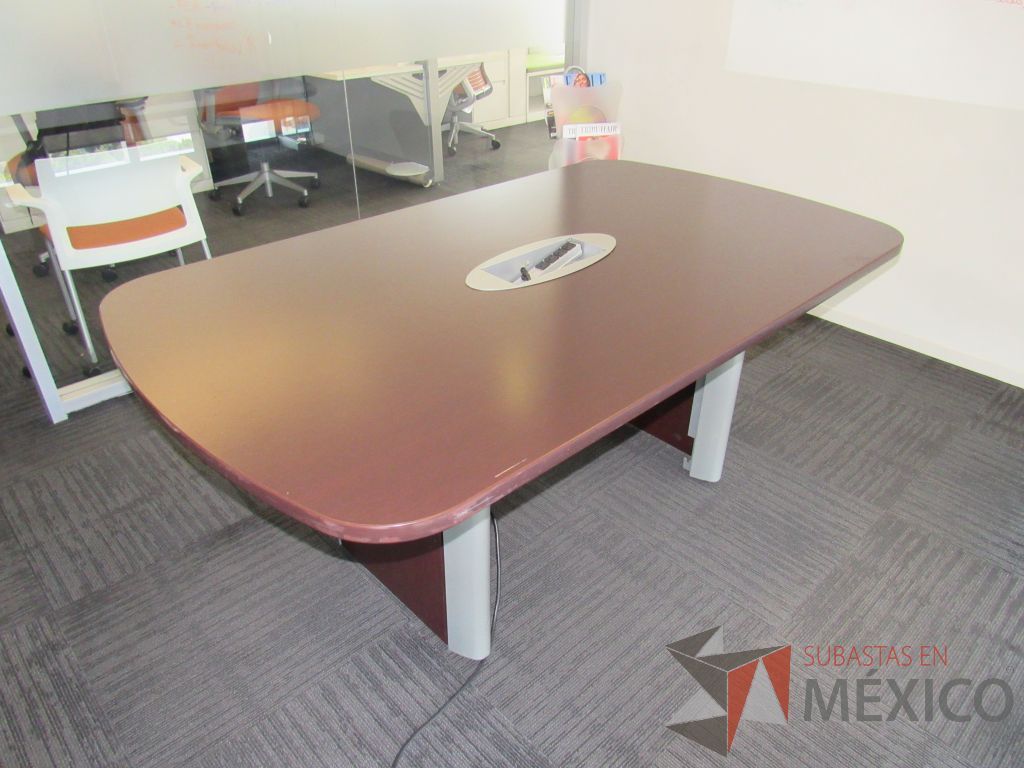 Lote 004 - Mesa de sala de juntas para 6 personas con accesorios para conexión y cubierta color café - Imagen 9