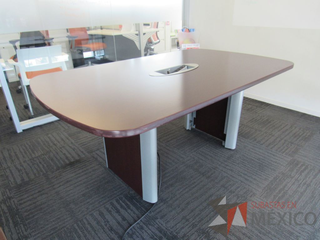Lote 004 - Mesa de sala de juntas para 6 personas con accesorios para conexión y cubierta color café