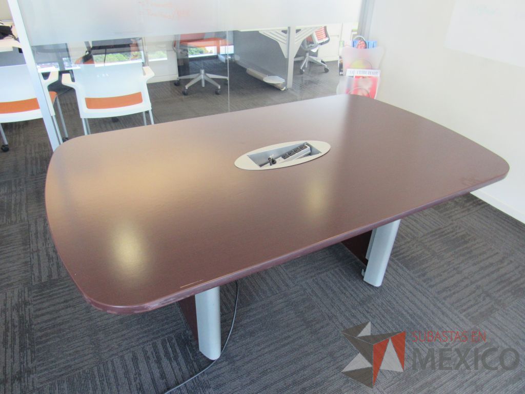 Lote 004 - Mesa de sala de juntas para 6 personas con accesorios para conexión y cubierta color café - Imagen 10