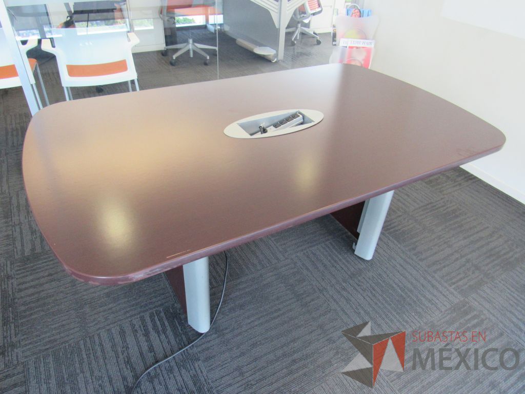 Lote 004 - Mesa de sala de juntas para 6 personas con accesorios para conexión y cubierta color café - Imagen 11