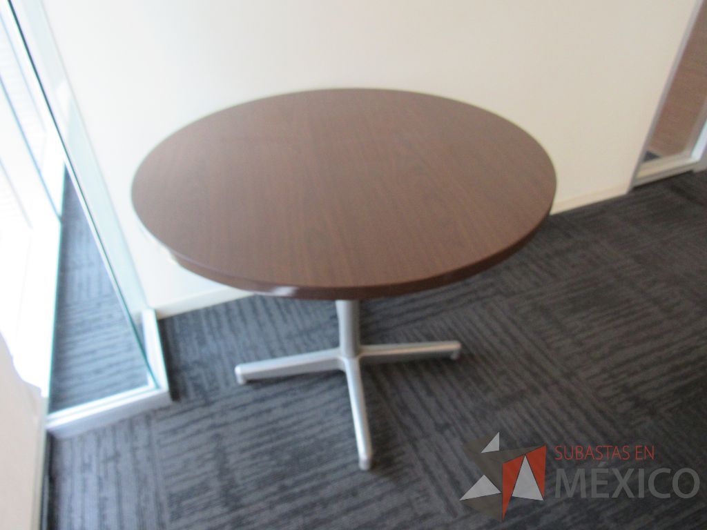 Lote 078 - Mesa de trabajo circular con base metálica color gris y cubierta color café - Imagen 2