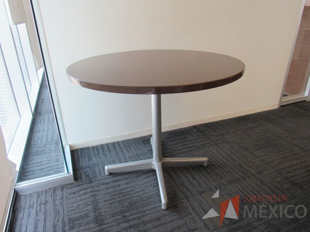 Lote 078 - Mesa de trabajo circular con base metálica color gris y cubierta color café - Imagen 3