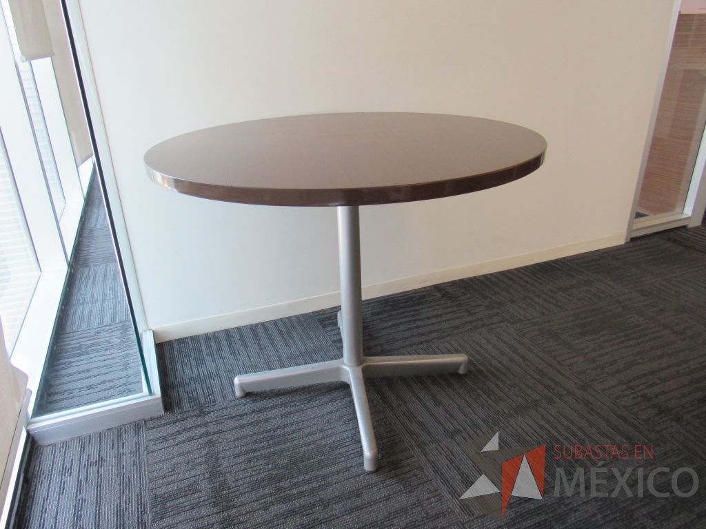 Lote 078 - Mesa de trabajo circular con base metálica color gris y cubierta color café - Imagen 4