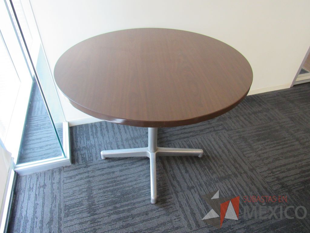 Lote 078 - Mesa de trabajo circular con base metálica color gris y cubierta color café - Imagen 5
