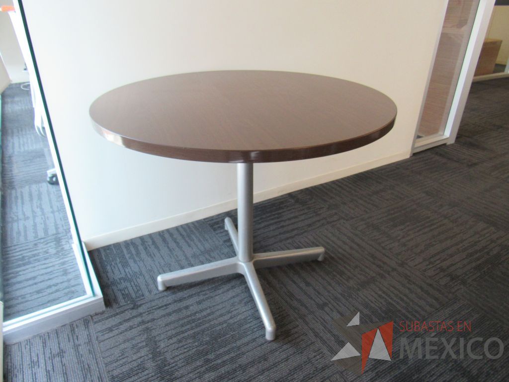 Lote 078 - Mesa de trabajo circular con base metálica color gris y cubierta color café