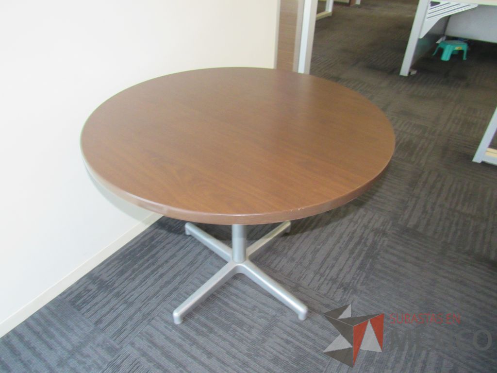 Lote 078 - Mesa de trabajo circular con base metálica color gris y cubierta color café - Imagen 6
