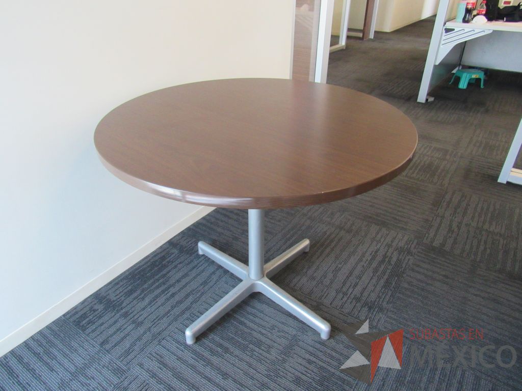 Lote 078 - Mesa de trabajo circular con base metálica color gris y cubierta color café - Imagen 7
