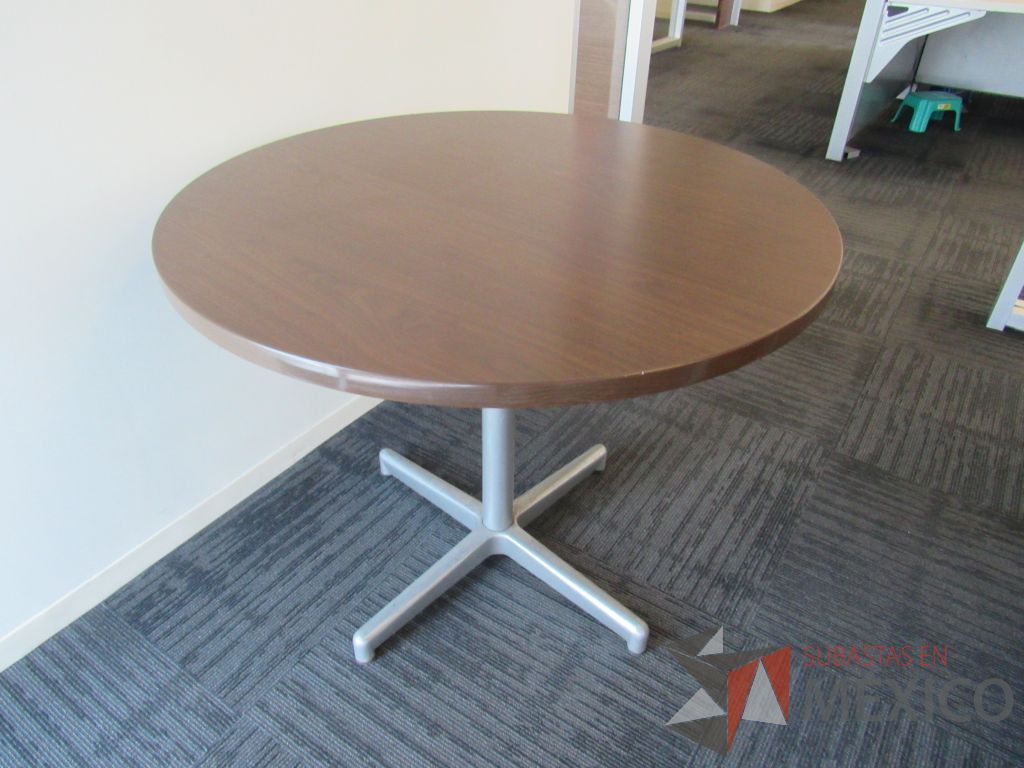 Lote 078 - Mesa de trabajo circular con base metálica color gris y cubierta color café - Imagen 8