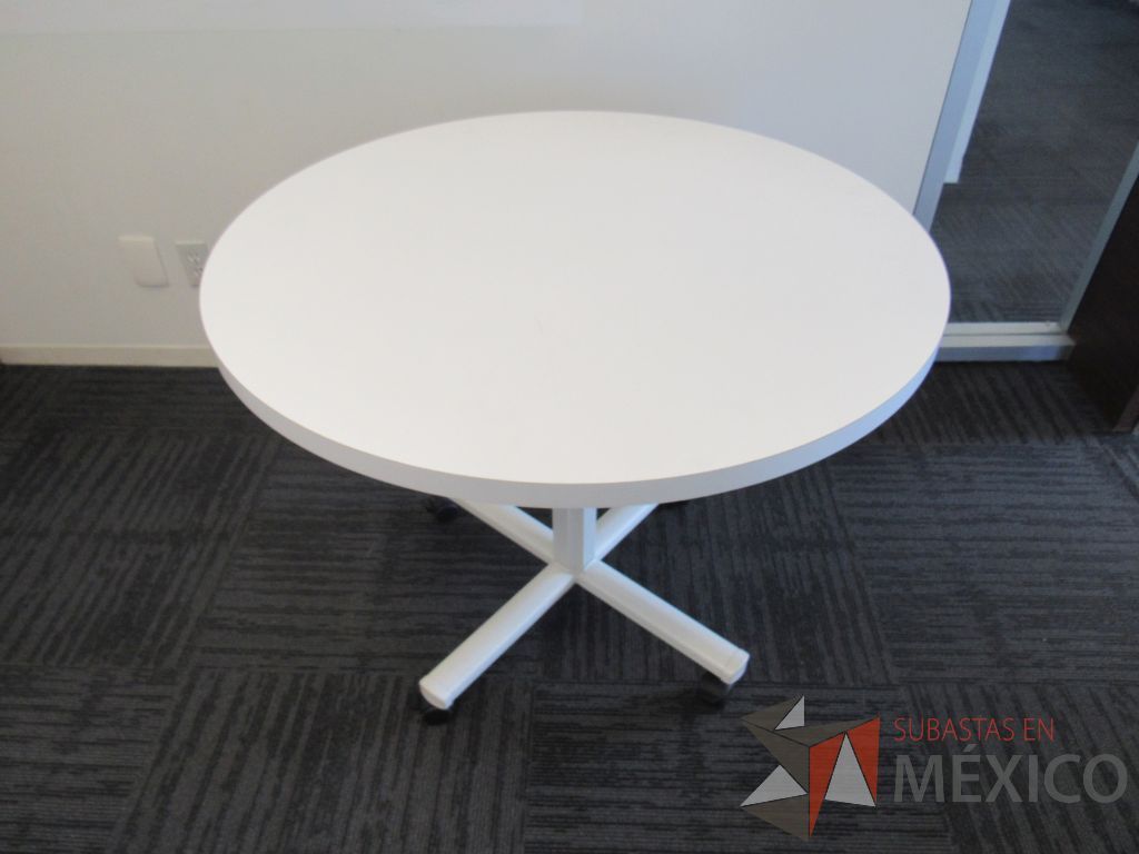 Lote 005 - Mesa de trabajo circular con base metálica blanca y cubierta color blanco - Imagen 2