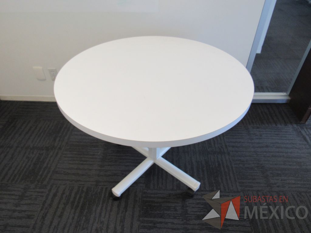 Lote 005 - Mesa de trabajo circular con base metálica blanca y cubierta color blanco - Imagen 3