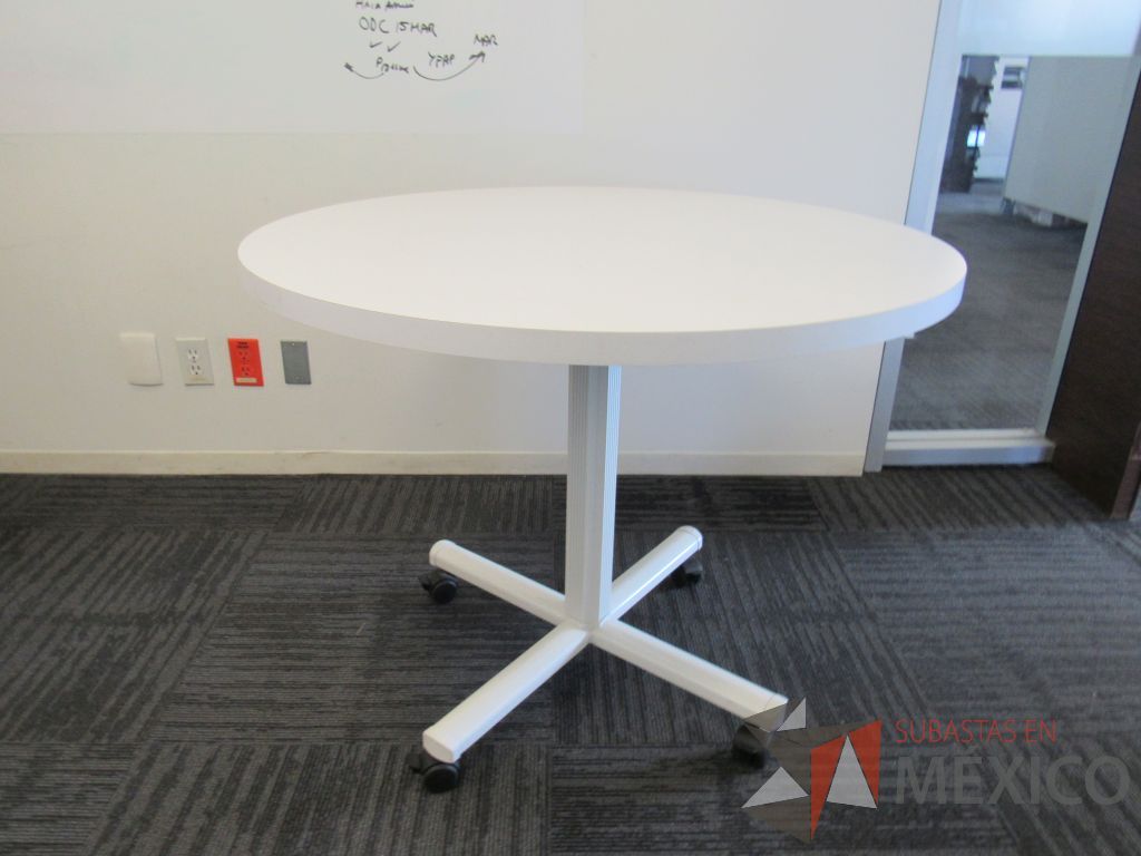 Lote 005 - Mesa de trabajo circular con base metálica blanca y cubierta color blanco