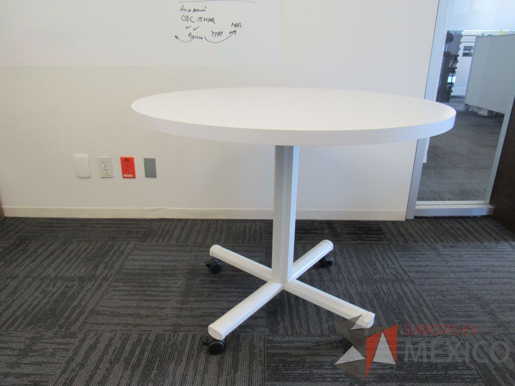 Lote 005 - Mesa de trabajo circular con base metálica blanca y cubierta color blanco - Imagen 4