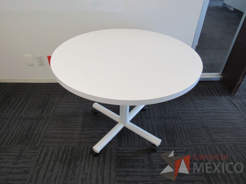 Lote 005 - Mesa de trabajo circular con base metálica blanca y cubierta color blanco - Imagen 5