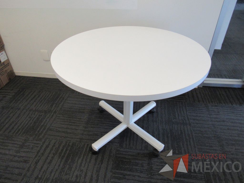 Lote 005 - Mesa de trabajo circular con base metálica blanca y cubierta color blanco - Imagen 6