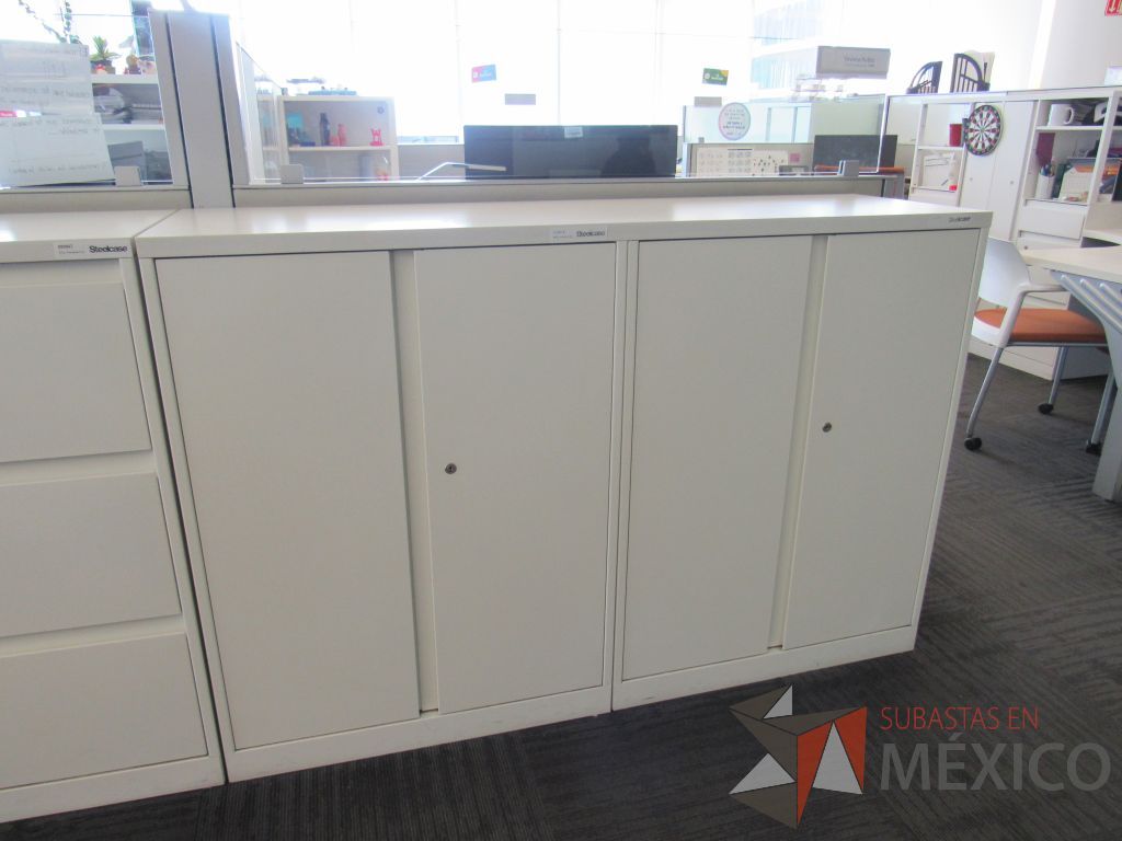 Lote 017 - 2 cubiertas con 2 Gabinetes metálicos, 4 puertas y 4 entrepaños color blanco - Imagen 3