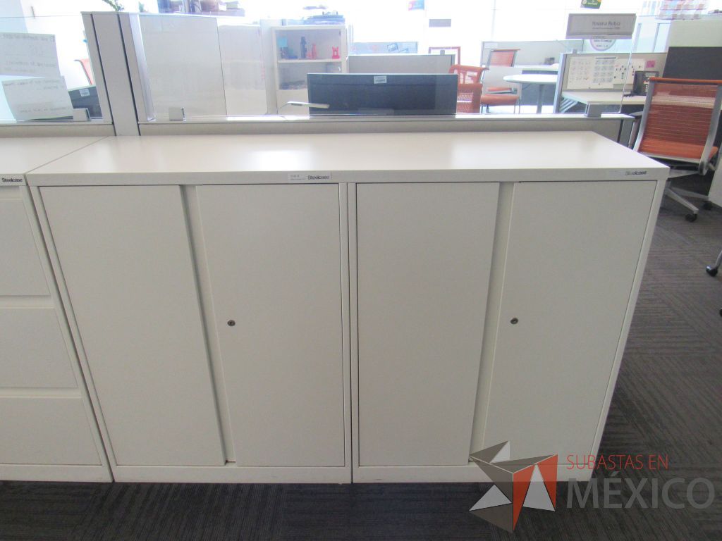 Lote 017 - 2 cubiertas con 2 Gabinetes metálicos, 4 puertas y 4 entrepaños color blanco - Imagen 6