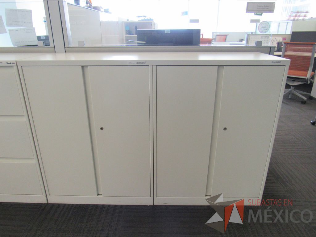 Lote 017 - 2 cubiertas con 2 Gabinetes metálicos, 4 puertas y 4 entrepaños color blanco - Imagen 7