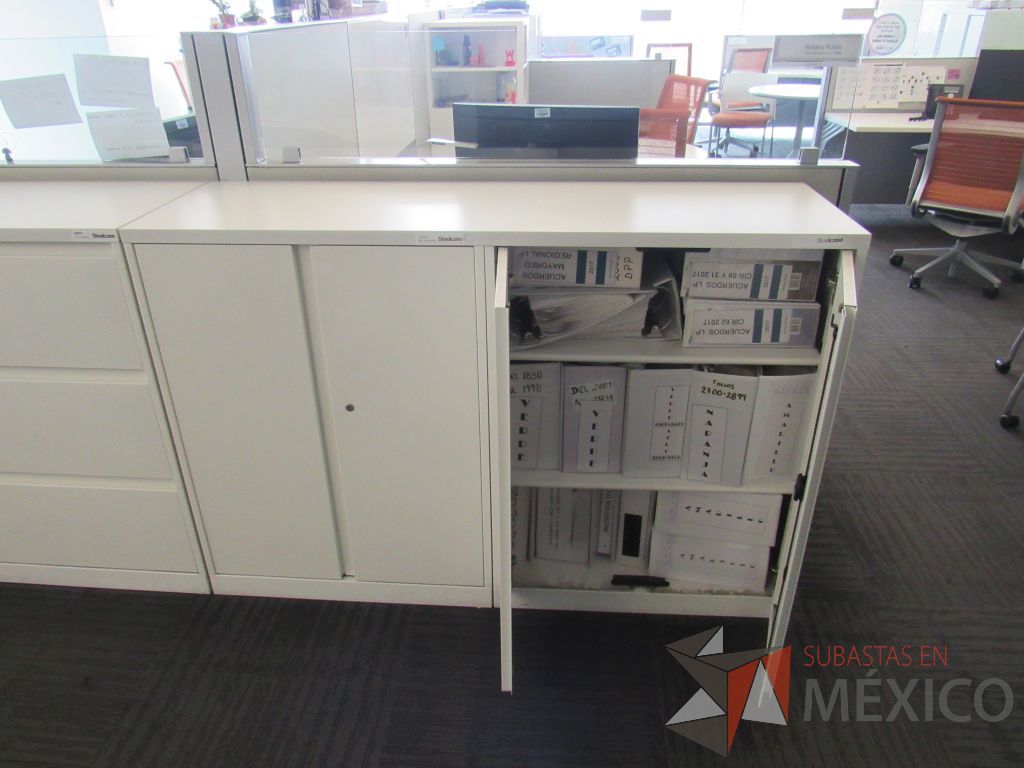 Lote 017 - 2 cubiertas con 2 Gabinetes metálicos, 4 puertas y 4 entrepaños color blanco - Imagen 9
