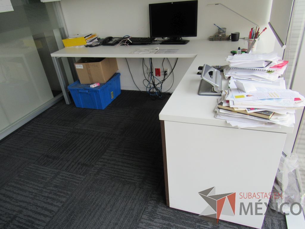 Lote 008 - Escritorio en escuadra con gabinete de pedestal de 2 puertas y gaveta empotrada color blanco - Imagen 2