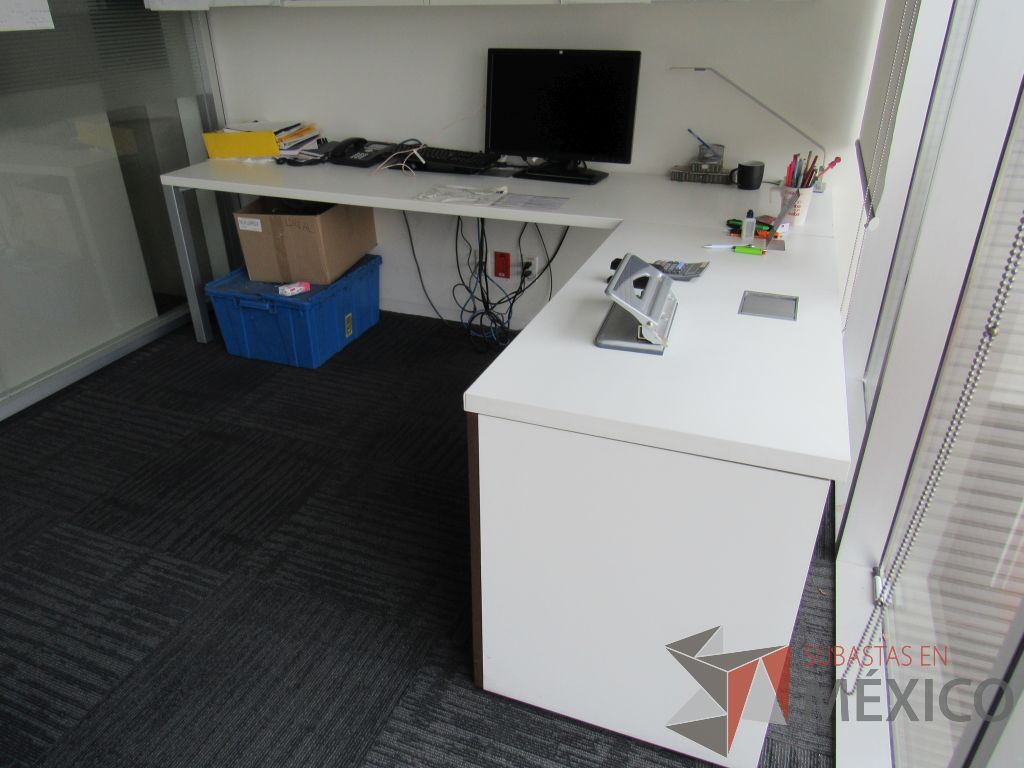 Lote 008 - Escritorio en escuadra con gabinete de pedestal de 2 puertas y gaveta empotrada color blanco - Imagen 3
