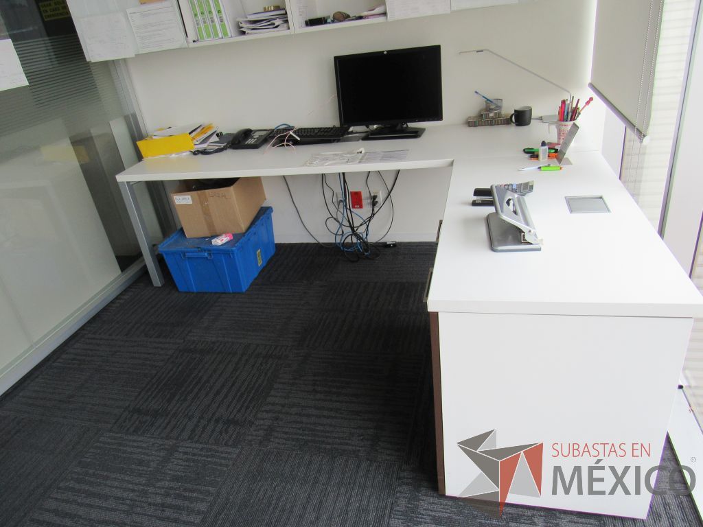 Lote 008 - Escritorio en escuadra con gabinete de pedestal de 2 puertas y gaveta empotrada color blanco - Imagen 4