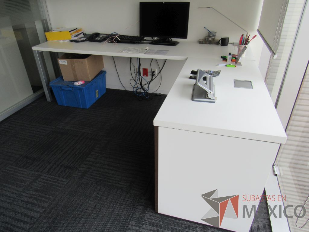 Lote 008 - Escritorio en escuadra con gabinete de pedestal de 2 puertas y gaveta empotrada color blanco - Imagen 5