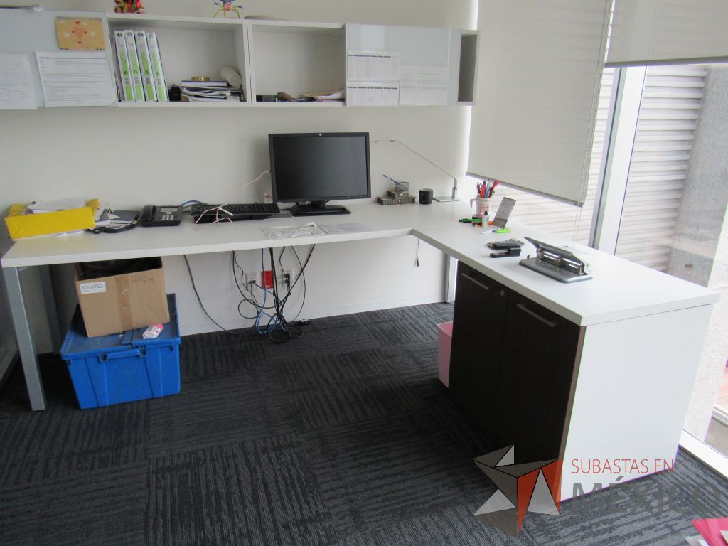 Lote 008 - Escritorio en escuadra con gabinete de pedestal de 2 puertas y gaveta empotrada color blanco