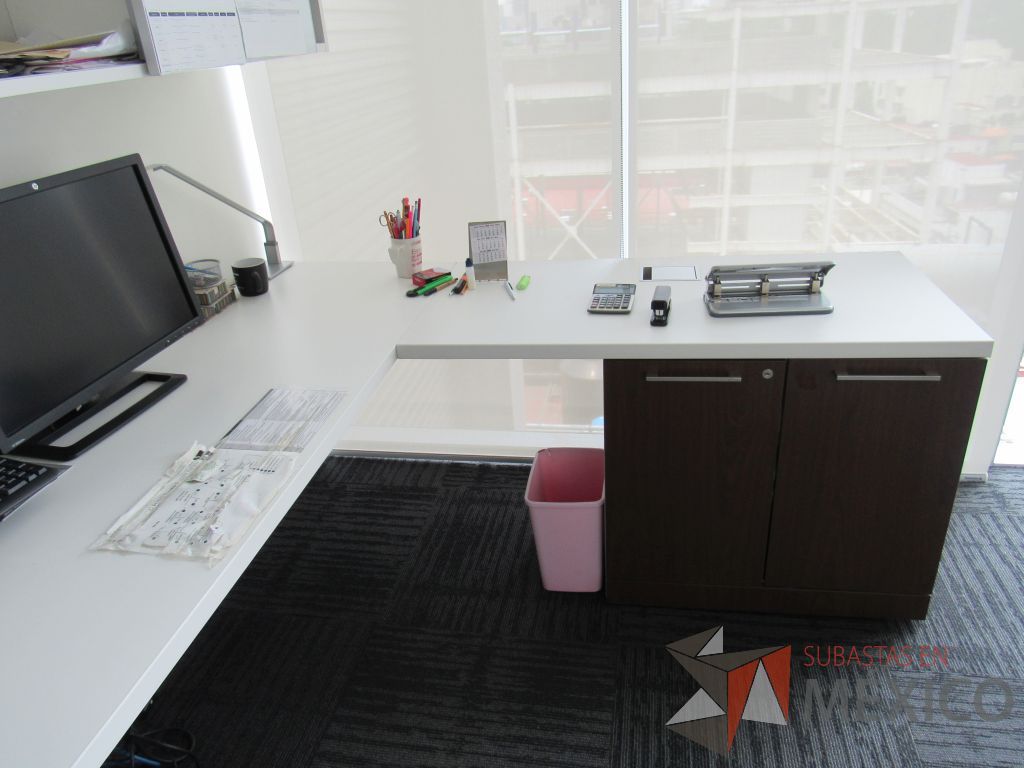 Lote 008 - Escritorio en escuadra con gabinete de pedestal de 2 puertas y gaveta empotrada color blanco - Imagen 7