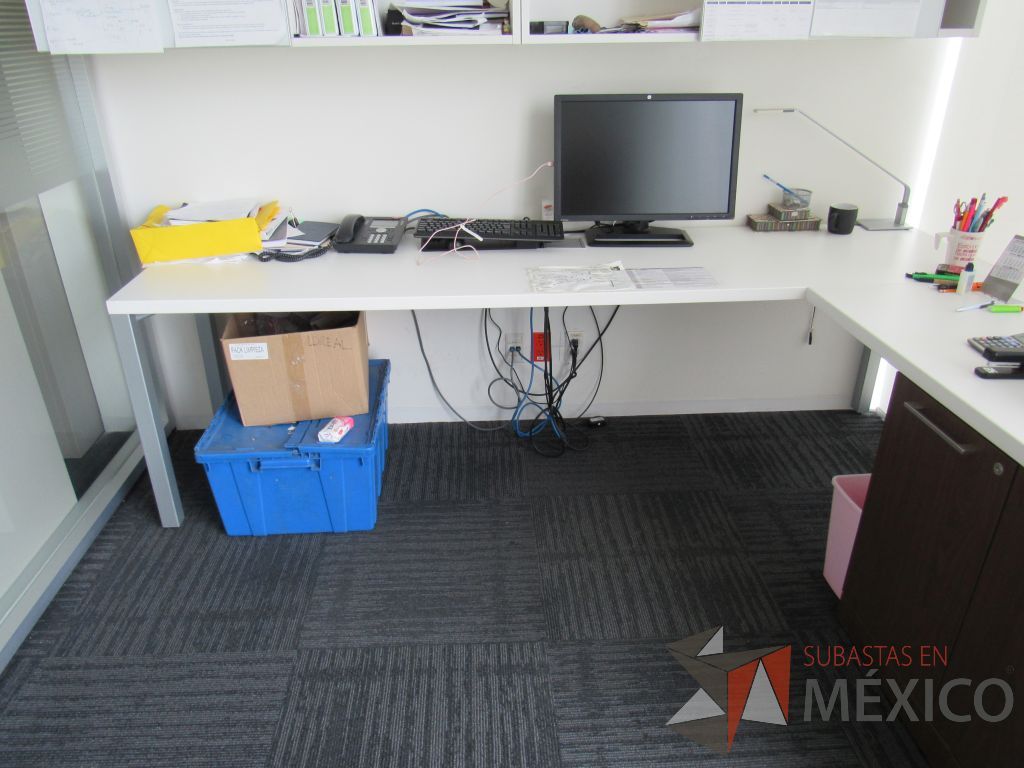 Lote 008 - Escritorio en escuadra con gabinete de pedestal de 2 puertas y gaveta empotrada color blanco - Imagen 8