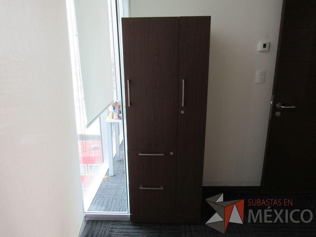 Lote 127 - Gabinete alto con 2 puertas y 2 cajones color café - Imagen 2